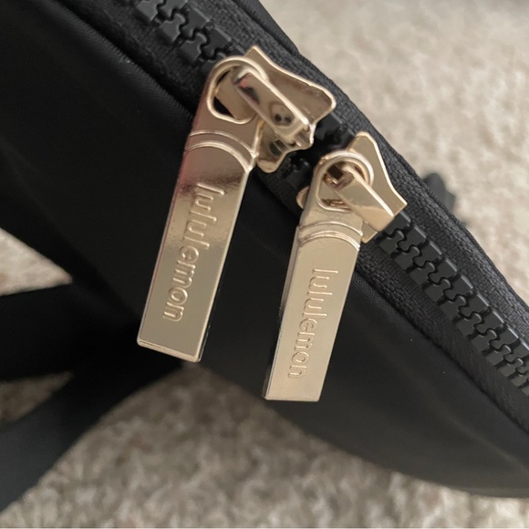 Lululemon Everywhere Belt Bag 2L Black and Gold - Picture 3 of 11